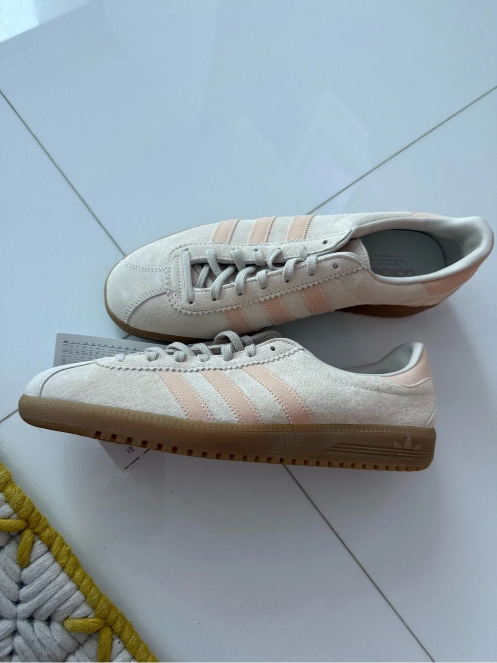 adidas Originals Bermuda Wonder White Gum GY7388 Men's 9 NIB